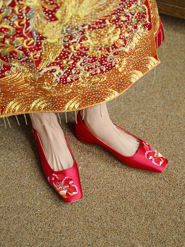 Red Embroidered Chinese Wedding Shoes - Flat-Soled Xiuhe Bride Shoes for Tea Ceremony, Low-Heeled Qipao Footwear, Comfortable Design Red Embroidered Chinese Wedding Shoes - Flat-Soled Xiuhe Bride Shoes for Tea Ceremony, Low-Heeled Qipao Footwear, Comfortable Design