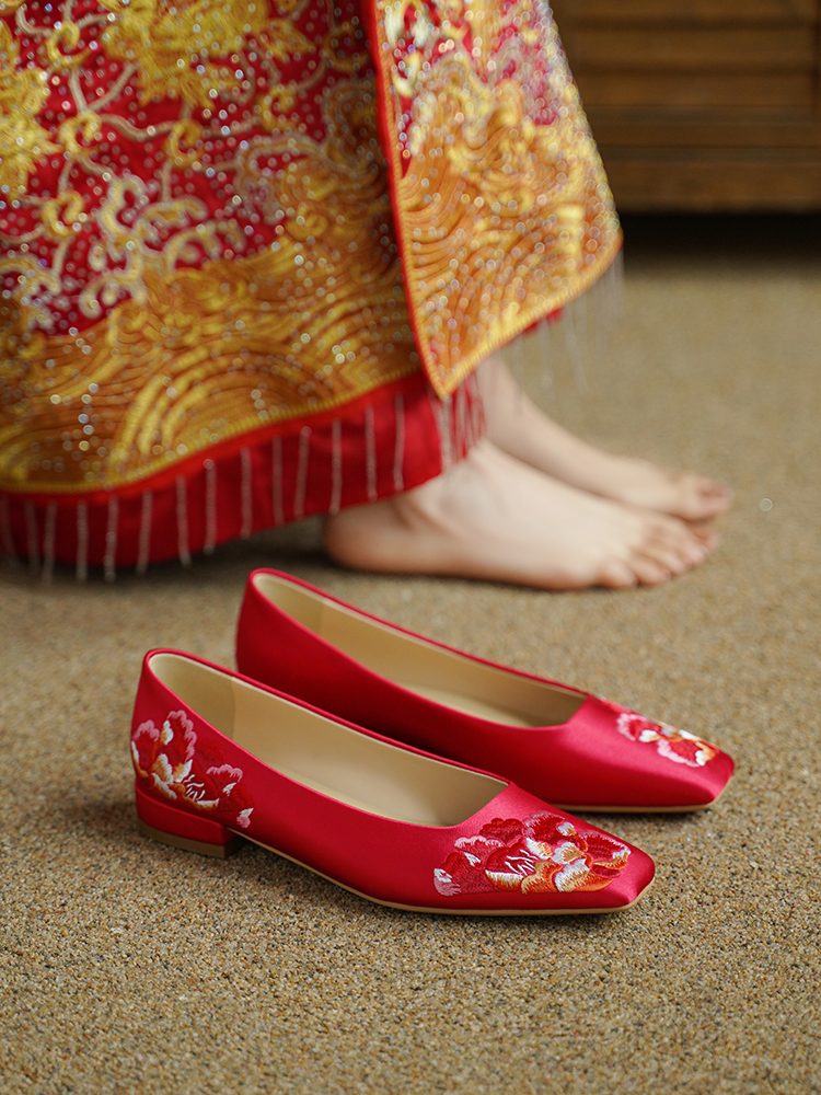 Red Embroidered Chinese Wedding Shoes - Flat-Soled Xiuhe Bride Shoes for Tea Ceremony, Low-Heeled Qipao Footwear, Comfortable Design Red Embroidered Chinese Wedding Shoes - Flat-Soled Xiuhe Bride Shoes for Tea Ceremony, Low-Heeled Qipao Footwear, Comfortable Design