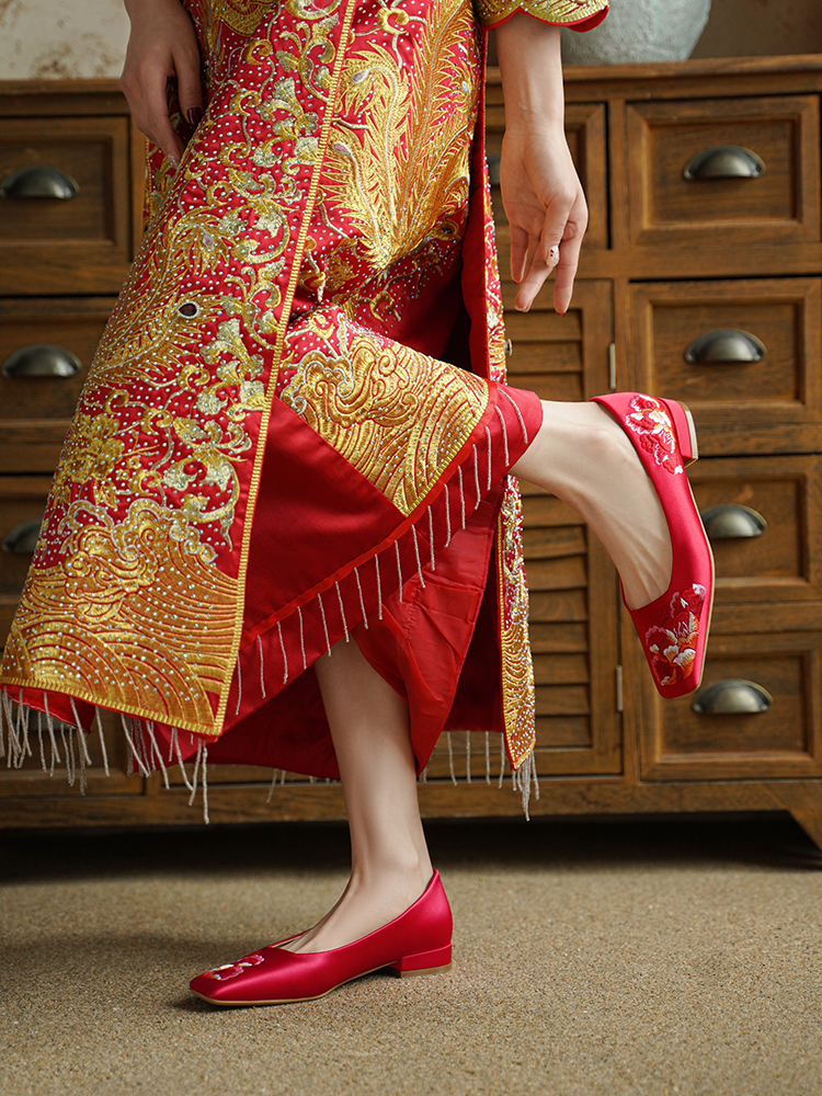 Red Embroidered Chinese Wedding Shoes - Flat-Soled Xiuhe Bride Shoes for Tea Ceremony, Low-Heeled Qipao Footwear, Comfortable Design Red Embroidered Chinese Wedding Shoes - Flat-Soled Xiuhe Bride Shoes for Tea Ceremony, Low-Heeled Qipao Footwear, Comfortable Design