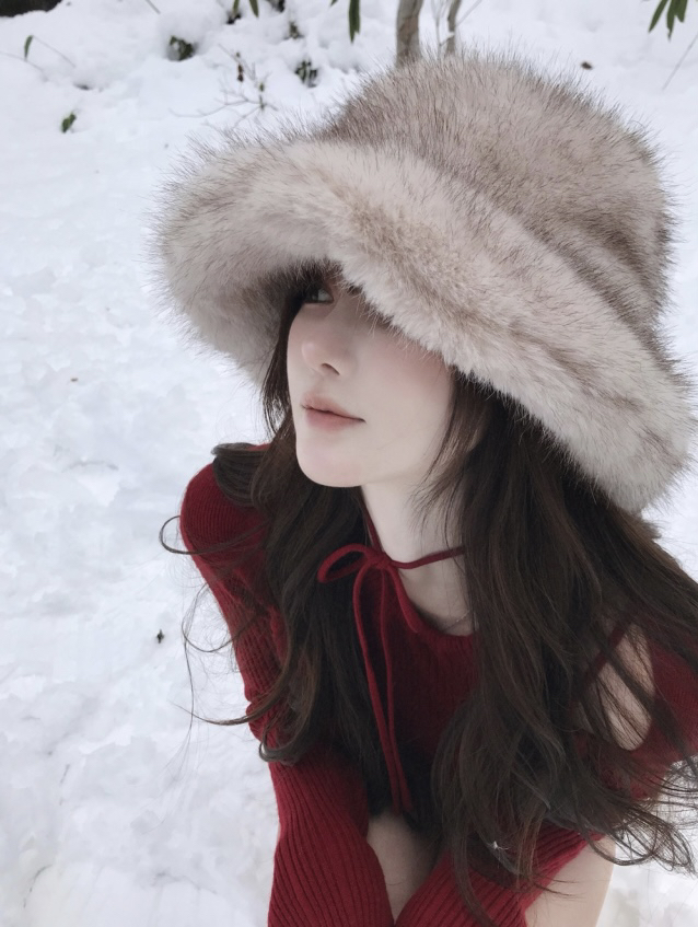 Red Long-Sleeve Knitted Top for Women - Slim Fit, 2025 Autumn/Winter Fashion Essential Red Long-Sleeve Knitted Top for Women - Slim Fit, 2025 Autumn/Winter Fashion Essential