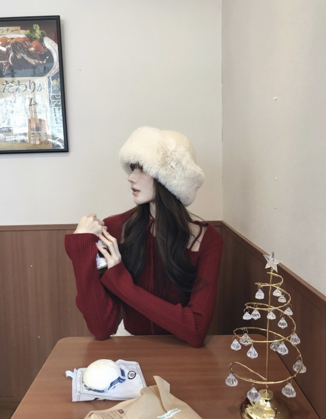 Red Long-Sleeve Knitted Top for Women - Slim Fit, 2025 Autumn/Winter Fashion Essential Red Long-Sleeve Knitted Top for Women - Slim Fit, 2025 Autumn/Winter Fashion Essential