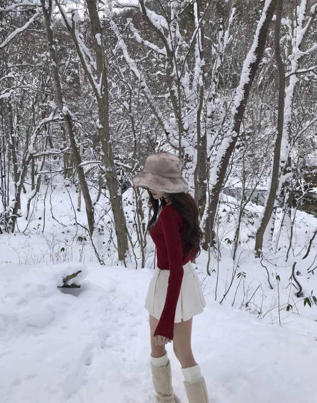 Red Long-Sleeve Knitted Top for Women - Slim Fit, 2025 Autumn/Winter Fashion Essential Red Long-Sleeve Knitted Top for Women - Slim Fit, 2025 Autumn/Winter Fashion Essential