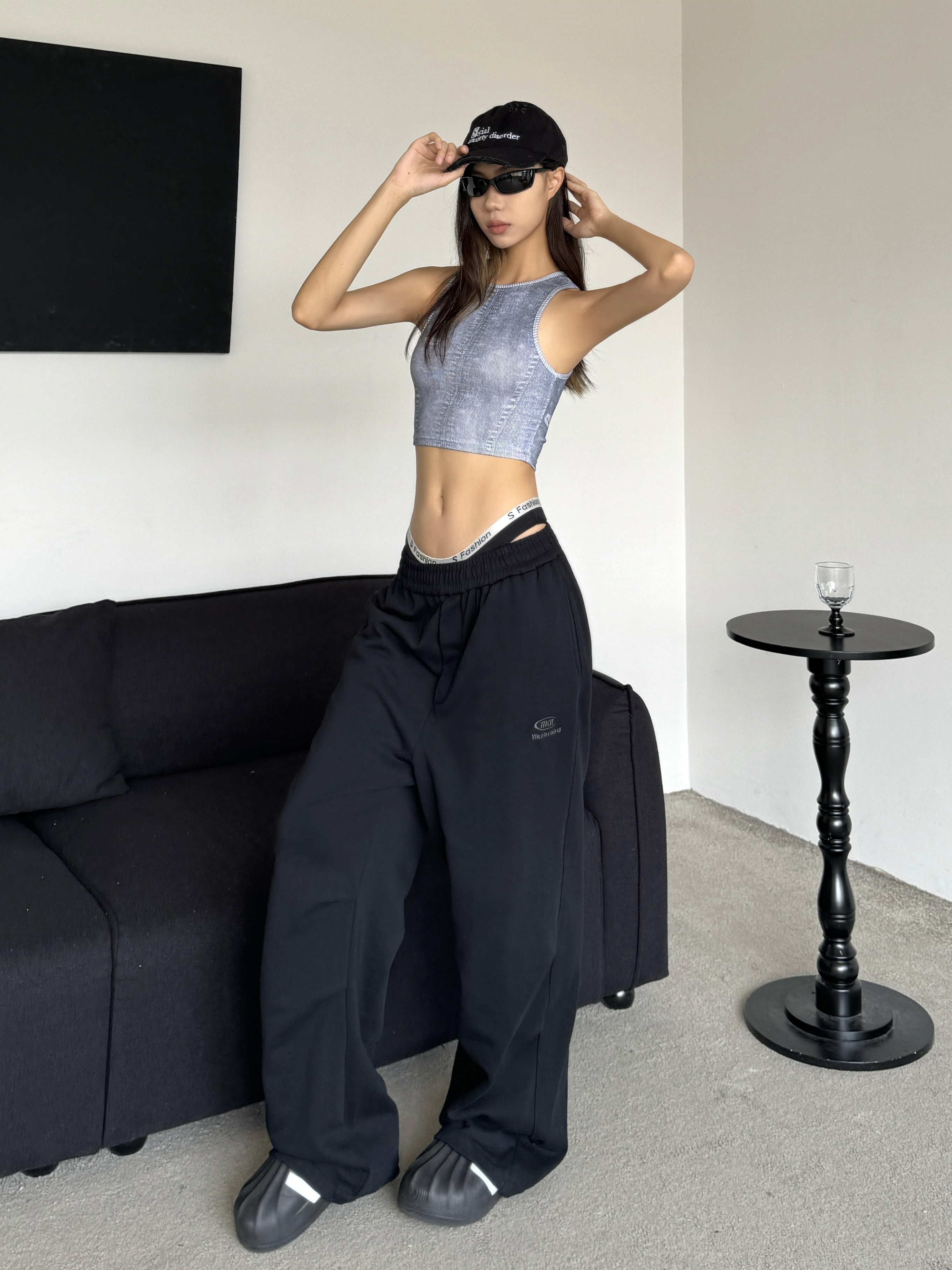 Retro American Casual Wide-Leg Drawstring Pants - Pleated Floor-Length Loose Draping Sweatpants for a Relaxed Y2K Style Retro American Casual Wide-Leg Drawstring Pants - Pleated Floor-Length Loose Draping Sweatpants for a Relaxed Y2K Style