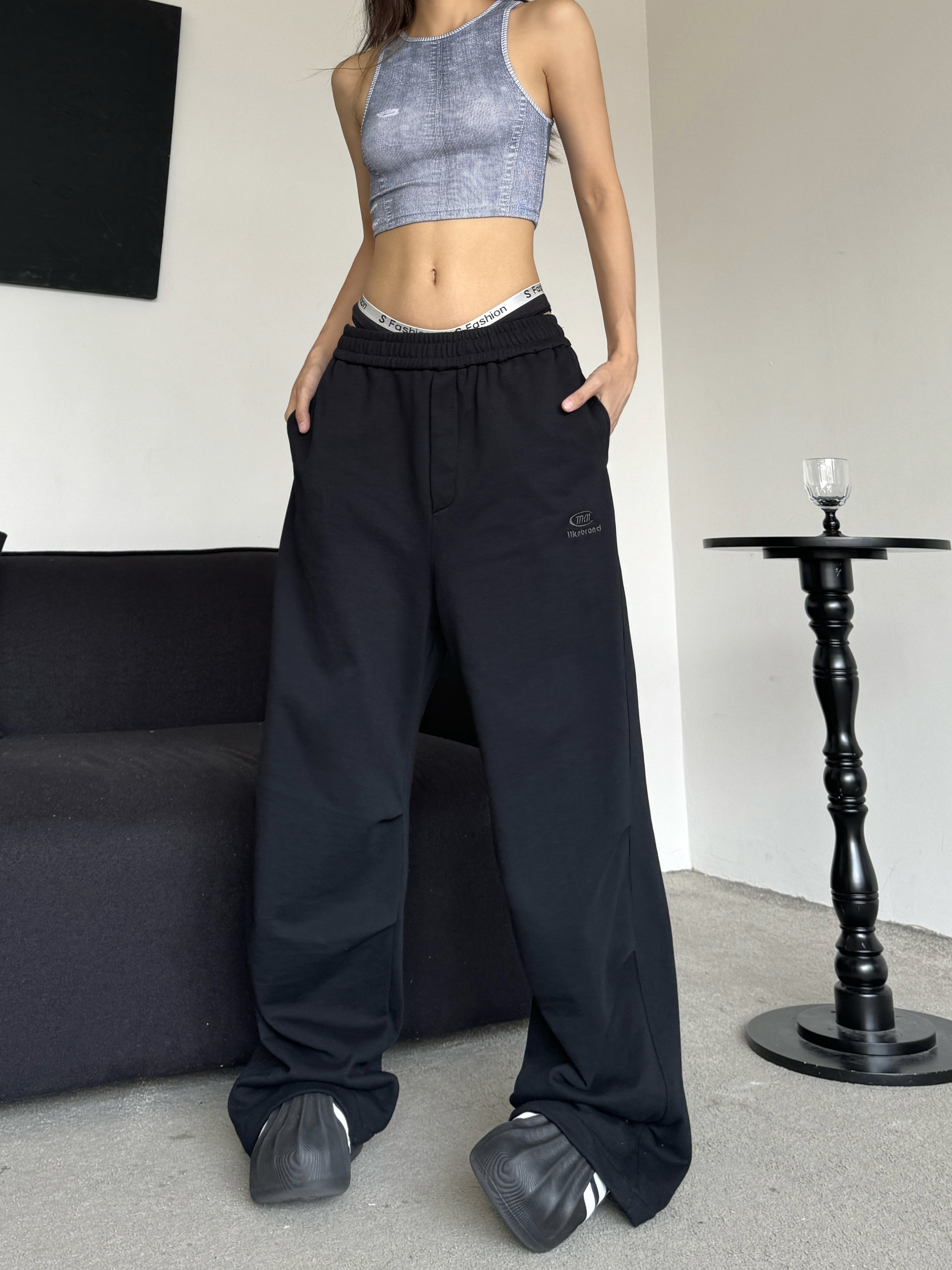 Retro American Casual Wide-Leg Drawstring Pants - Pleated Floor-Length Loose Draping Sweatpants for a Relaxed Y2K Style Retro American Casual Wide-Leg Drawstring Pants - Pleated Floor-Length Loose Draping Sweatpants for a Relaxed Y2K Style