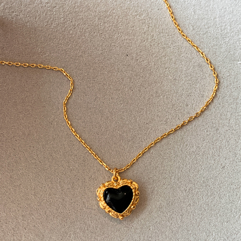 Retro Black Agate & White Mother-of-Pearl Heart Pendant Necklace for Women, 2025 Trendy Layered Clavicle Chain, Fashionable Niche Style.