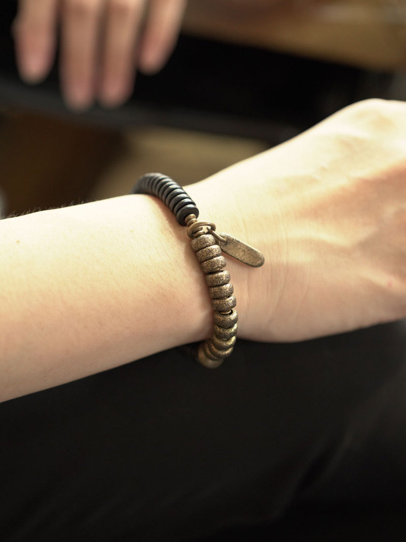 Retro Black Sandalwood Bracelet for Men and Women - Simple Design, Non-Fish Home曲尾花 Jewelry, Unique Personality Accessory Retro Black Sandalwood Bracelet for Men and Women - Simple Design, Non-Fish Home曲尾花 Jewelry, Unique Personality Accessory