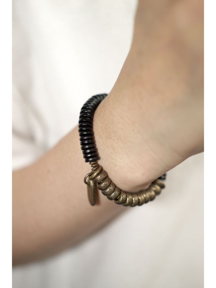 Retro Black Sandalwood Bracelet for Men and Women - Simple Design, Non-Fish Home曲尾花 Jewelry, Unique Personality Accessory Retro Black Sandalwood Bracelet for Men and Women - Simple Design, Non-Fish Home曲尾花 Jewelry, Unique Personality Accessory