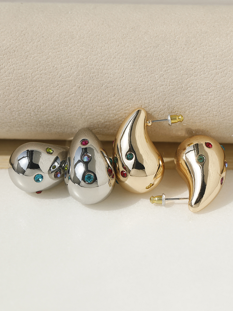 Retro European and American High-End Stud Earrings - Exquisite Light Luxury Design, Versatile Fashion Statement for Any Occasion Retro European and American High-End Stud Earrings - Exquisite Light Luxury Design, Versatile Fashion Statement for Any Occasion