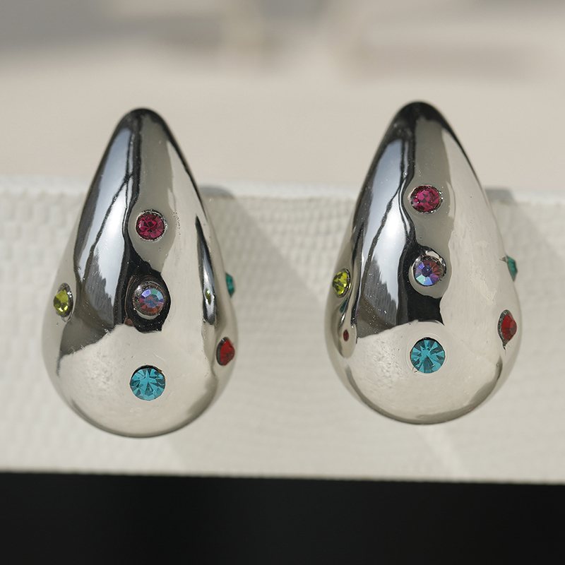 Retro European and American High-End Stud Earrings - Exquisite Light Luxury Design, Versatile Fashion Statement for Any Occasion Retro European and American High-End Stud Earrings - Exquisite Light Luxury Design, Versatile Fashion Statement for Any Occasion