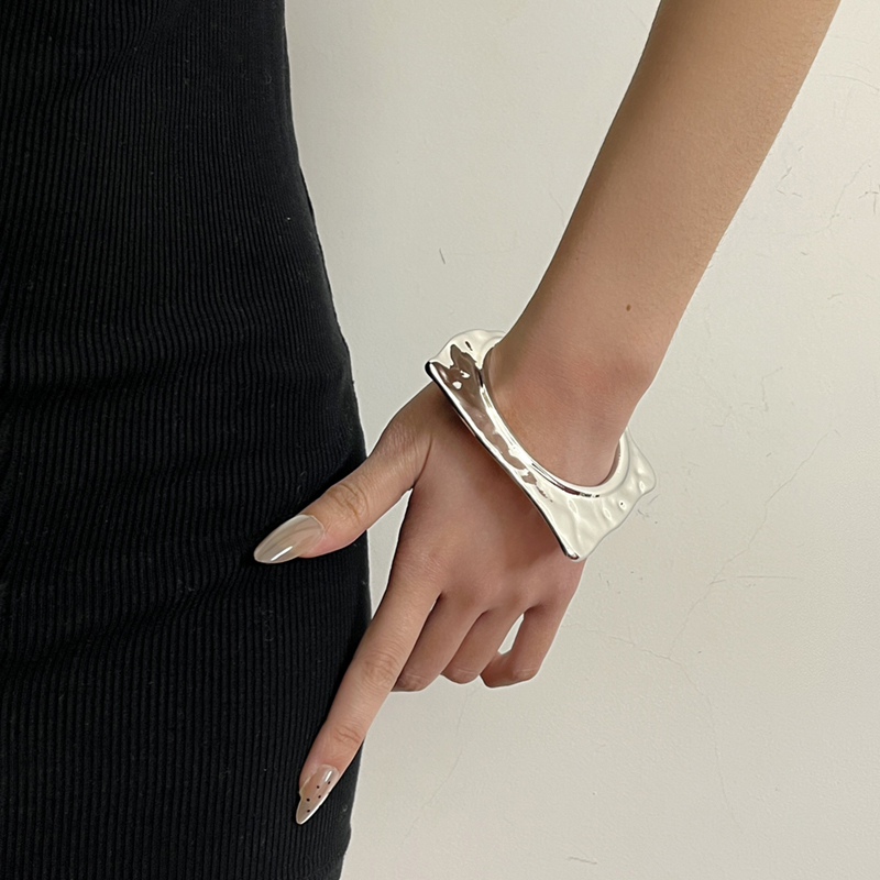 Retro Glossy Irregular Metal Diamond-Shaped Open Bracelet for Women - Light Luxury Niche Exquisite Stacking Bangle Retro Glossy Irregular Metal Diamond-Shaped Open Bracelet for Women - Light Luxury Niche Exquisite Stacking Bangle