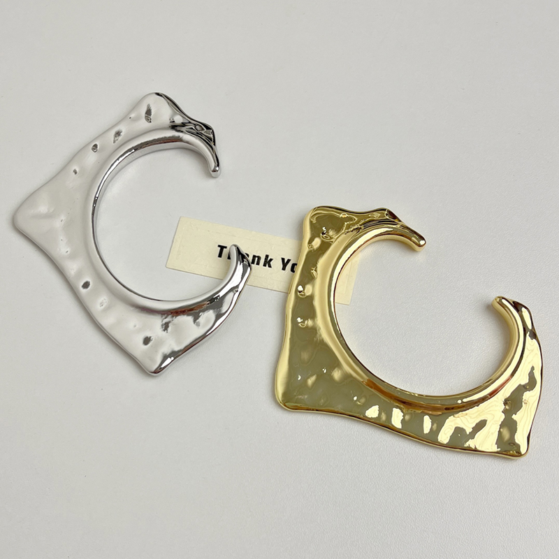 Retro Glossy Irregular Metal Diamond-Shaped Open Bracelet for Women - Light Luxury Niche Exquisite Stacking Bangle Retro Glossy Irregular Metal Diamond-Shaped Open Bracelet for Women - Light Luxury Niche Exquisite Stacking Bangle