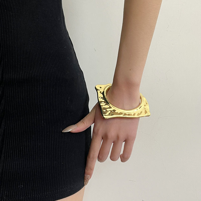 Retro Glossy Irregular Metal Diamond-Shaped Open Bracelet for Women - Light Luxury Niche Exquisite Stacking Bangle