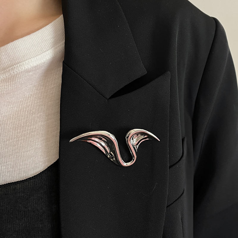 Retro Glossy Metal Ribbon Brooch for Women - High-End Exquisite Suit Pin, Fashionable Corsage Accessory