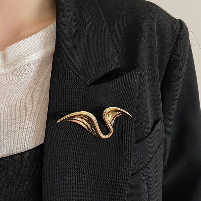Retro Glossy Metal Ribbon Brooch for Women - High-End Exquisite Suit Pin, Fashionable Corsage Accessory Retro Glossy Metal Ribbon Brooch for Women - High-End Exquisite Suit Pin, Fashionable Corsage Accessory