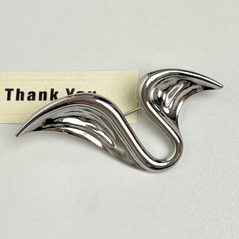 Retro Glossy Metal Ribbon Brooch for Women - High-End Exquisite Suit Pin, Fashionable Corsage Accessory Retro Glossy Metal Ribbon Brooch for Women - High-End Exquisite Suit Pin, Fashionable Corsage Accessory