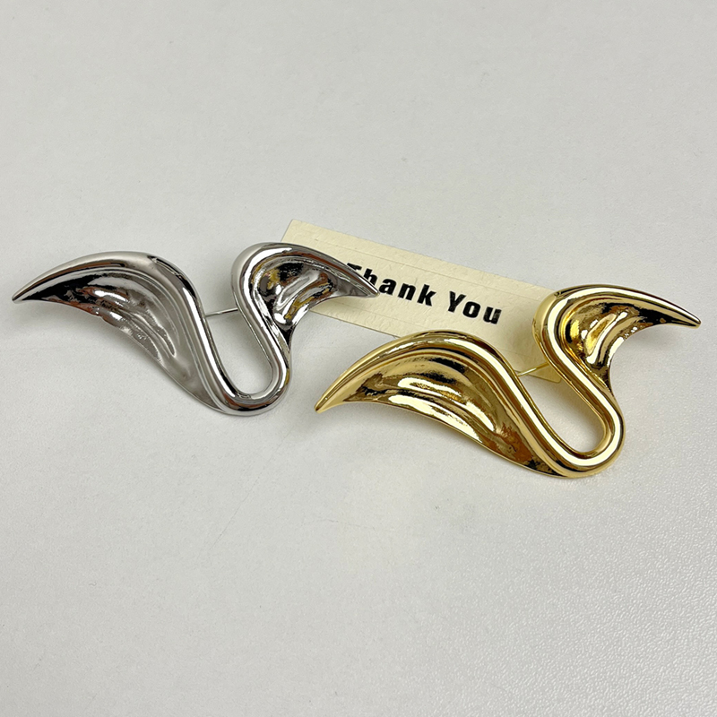 Retro Glossy Metal Ribbon Brooch for Women - High-End Exquisite Suit Pin, Fashionable Corsage Accessory Retro Glossy Metal Ribbon Brooch for Women - High-End Exquisite Suit Pin, Fashionable Corsage Accessory