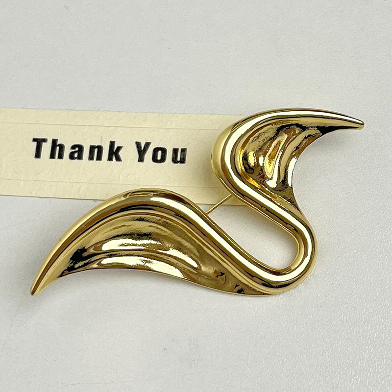 Retro Glossy Metal Ribbon Brooch for Women - High-End Exquisite Suit Pin, Fashionable Corsage Accessory