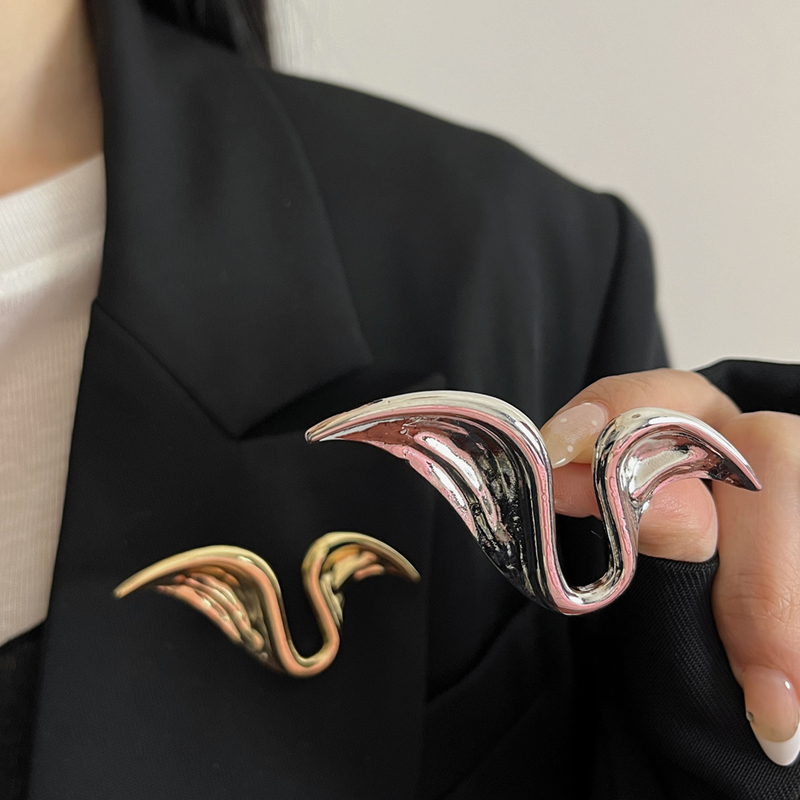 Retro Glossy Metal Ribbon Brooch for Women - High-End Exquisite Suit Pin, Fashionable Corsage Accessory Retro Glossy Metal Ribbon Brooch for Women - High-End Exquisite Suit Pin, Fashionable Corsage Accessory