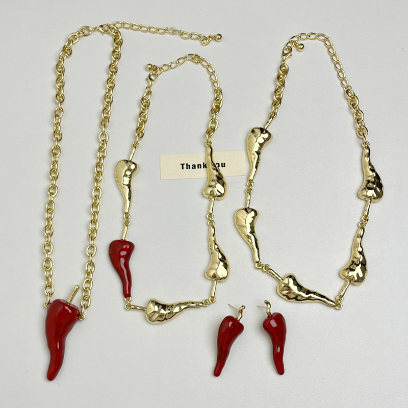 Retro Gold Dripping Oil Red Pepper Spliced Necklace for Women - Light Luxury Clavicle Chain for Autumn Winter 2025 Retro Gold Dripping Oil Red Pepper Spliced Necklace for Women - Light Luxury Clavicle Chain for Autumn Winter 2025