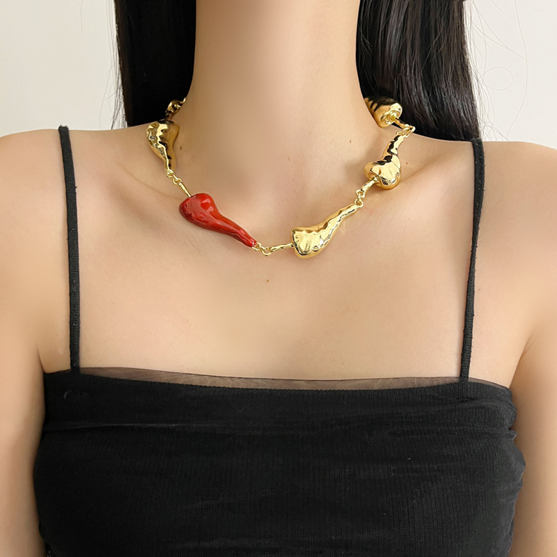 Retro Gold Dripping Oil Red Pepper Spliced Necklace for Women - Light Luxury Clavicle Chain for Autumn Winter 2025