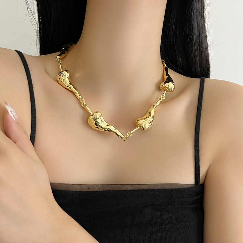 Retro Gold Dripping Oil Red Pepper Spliced Necklace for Women - Light Luxury Clavicle Chain for Autumn Winter 2025 Retro Gold Dripping Oil Red Pepper Spliced Necklace for Women - Light Luxury Clavicle Chain for Autumn Winter 2025