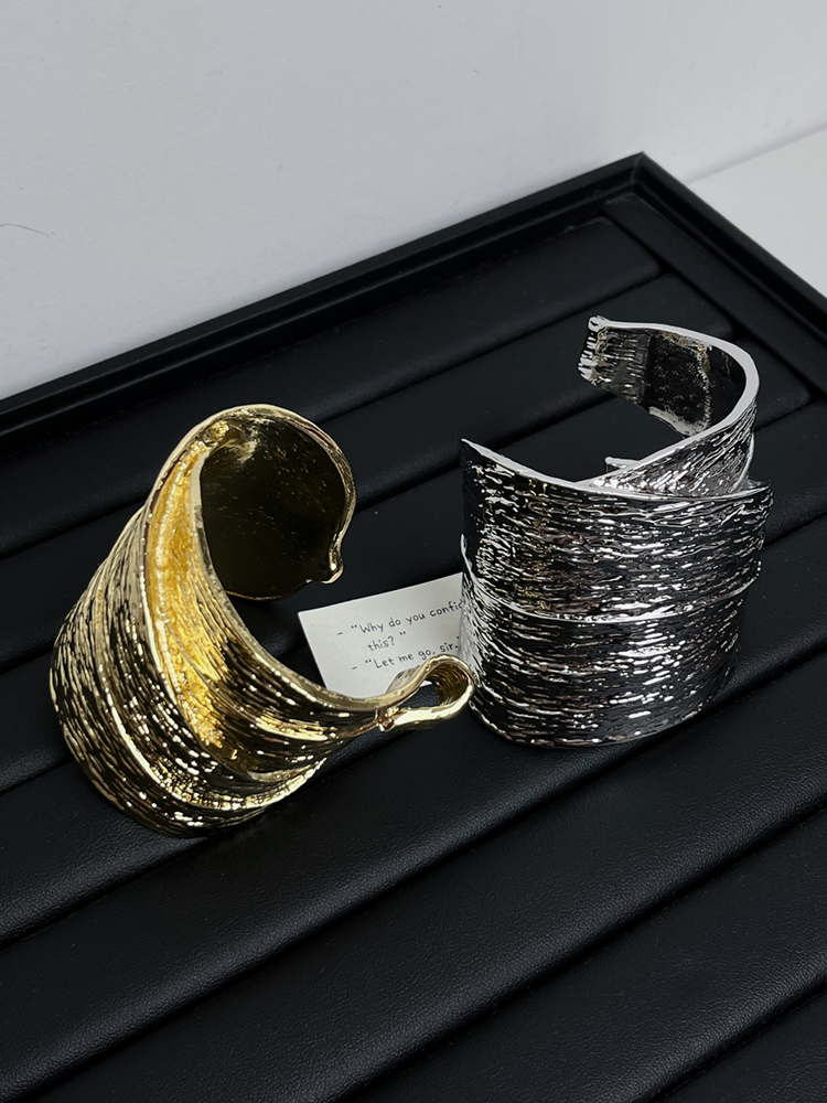 Retro High-End Open Cuff Bracelet for Women - Exaggerated 3D Textured Gold Design, Irregular Heavy-Duty Style Retro High-End Open Cuff Bracelet for Women - Exaggerated 3D Textured Gold Design, Irregular Heavy-Duty Style
