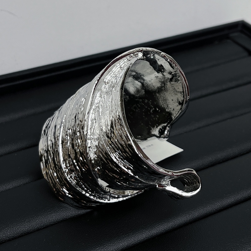 Retro High-End Open Cuff Bracelet for Women - Exaggerated 3D Textured Gold Design, Irregular Heavy-Duty Style Retro High-End Open Cuff Bracelet for Women - Exaggerated 3D Textured Gold Design, Irregular Heavy-Duty Style