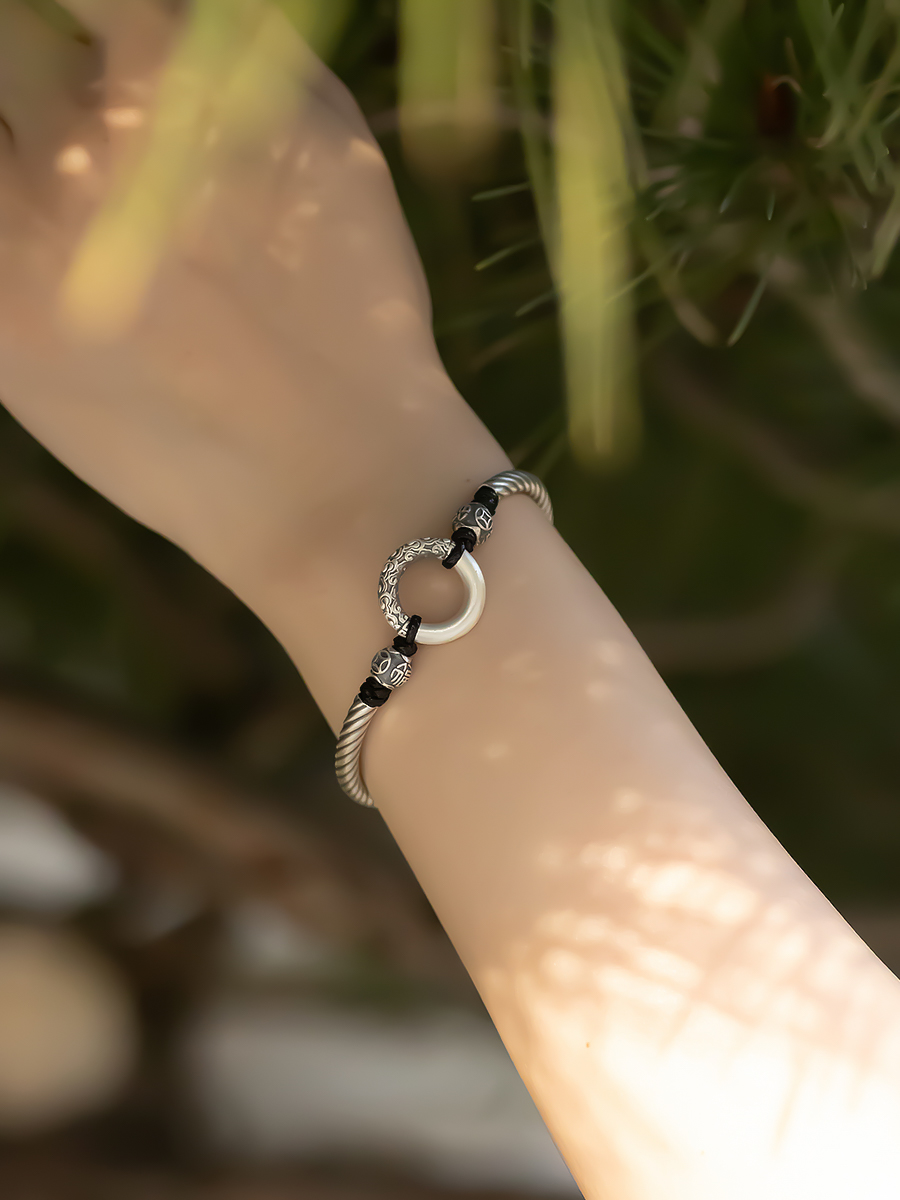 Retro High-End Pure Silver Safety Buckle Bracelet for Men and Women - Vintage Finish Hand Rope Design Retro High-End Pure Silver Safety Buckle Bracelet for Men and Women - Vintage Finish Hand Rope Design