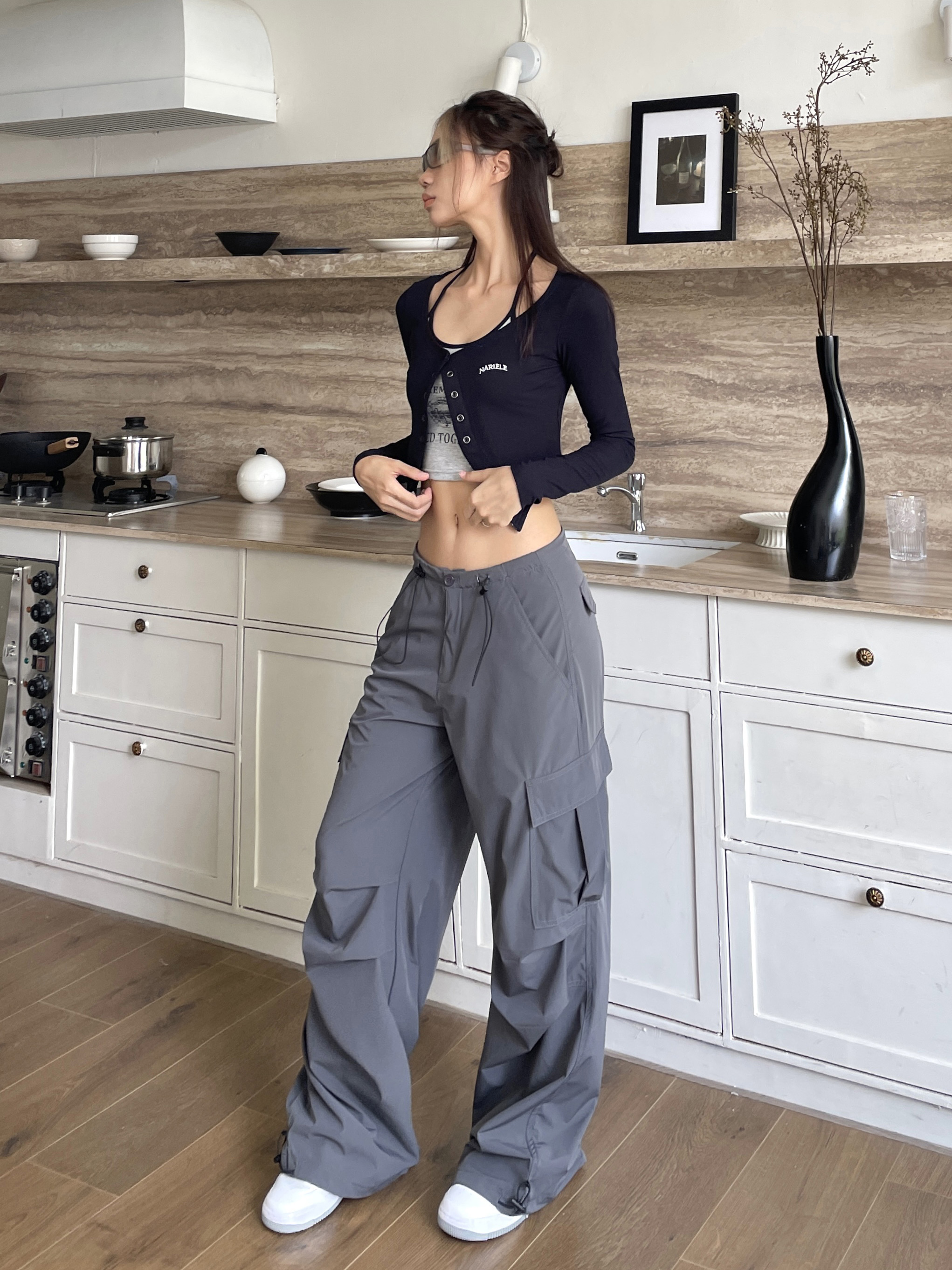 Retro Hip-Hop Cargo Pants for Women - Spicy American-Style Wide-Leg Pants with Drawstring and Pleated Pockets - Casual Streetwear Retro Hip-Hop Cargo Pants for Women - Spicy American-Style Wide-Leg Pants with Drawstring and Pleated Pockets - Casual Streetwear