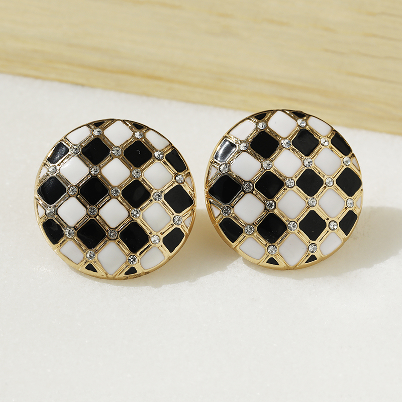 Retro Korean-Style Black and White Diamond-Shaped Stud Earrings, Chic Small Round Button Design for Women