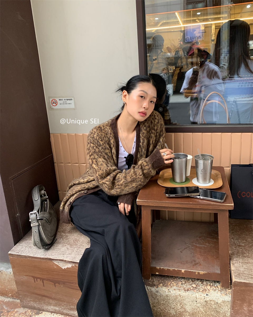 Retro Leopard Print V-Neck Mohair Cardigan Sweater for Women - Casual Loose Fit Autumn Winter Knitwear Retro Leopard Print V-Neck Mohair Cardigan Sweater for Women - Casual Loose Fit Autumn Winter Knitwear