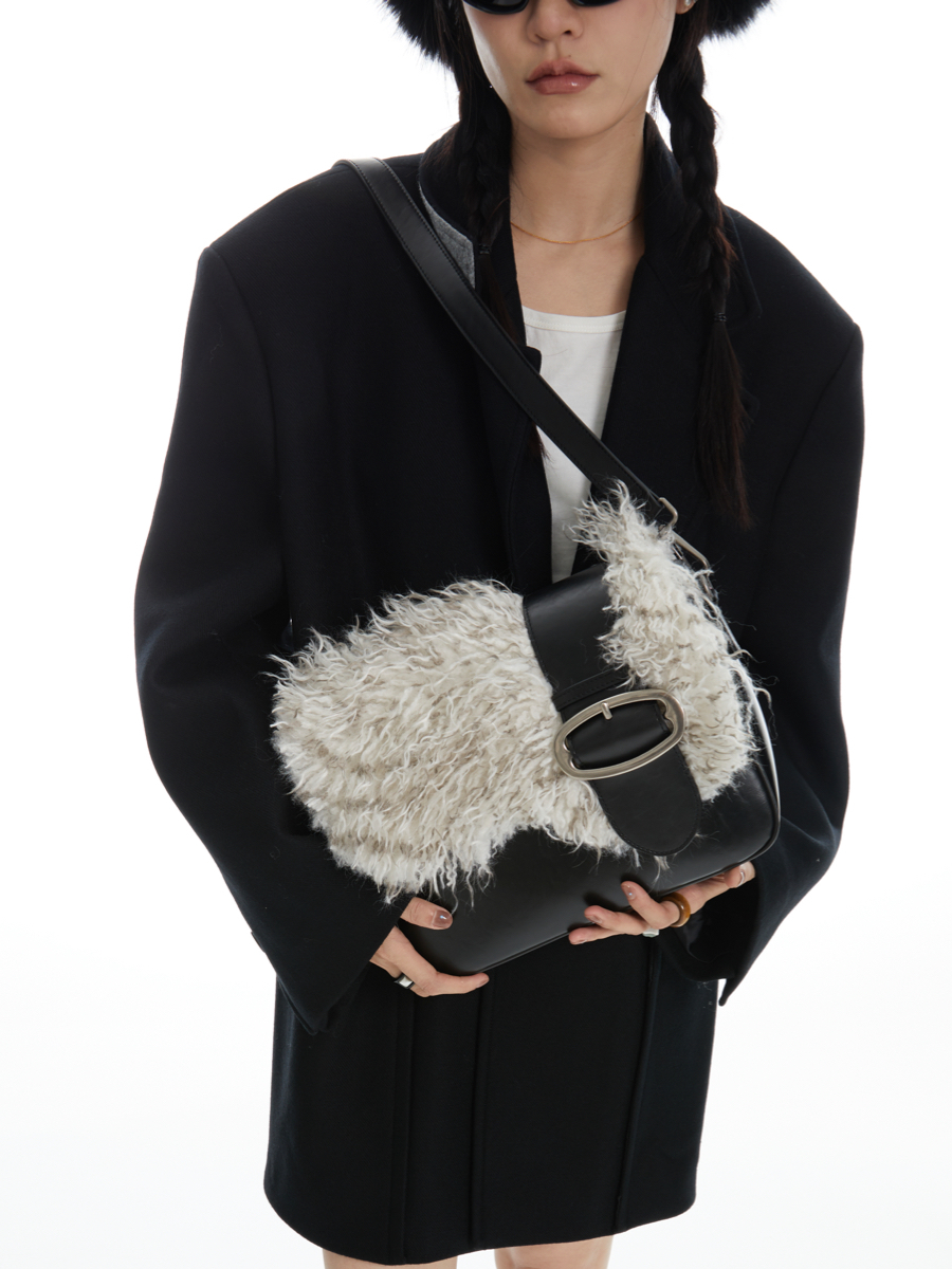 Retro Motorcycle Leather Saddle Bag with Cold Saddle Fur Cover - Vintage Style, Perfect for 90s and Y2K Fashion Enthusiasts Retro Motorcycle Leather Saddle Bag with Cold Saddle Fur Cover - Vintage Style, Perfect for 90s and Y2K Fashion Enthusiasts