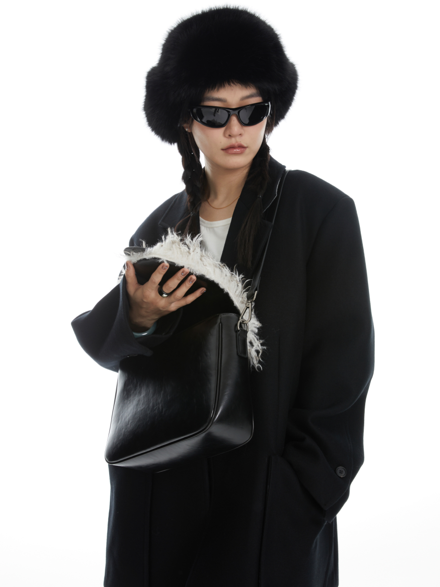 Retro Motorcycle Leather Saddle Bag with Cold Saddle Fur Cover - Vintage Style, Perfect for 90s and Y2K Fashion Enthusiasts Retro Motorcycle Leather Saddle Bag with Cold Saddle Fur Cover - Vintage Style, Perfect for 90s and Y2K Fashion Enthusiasts