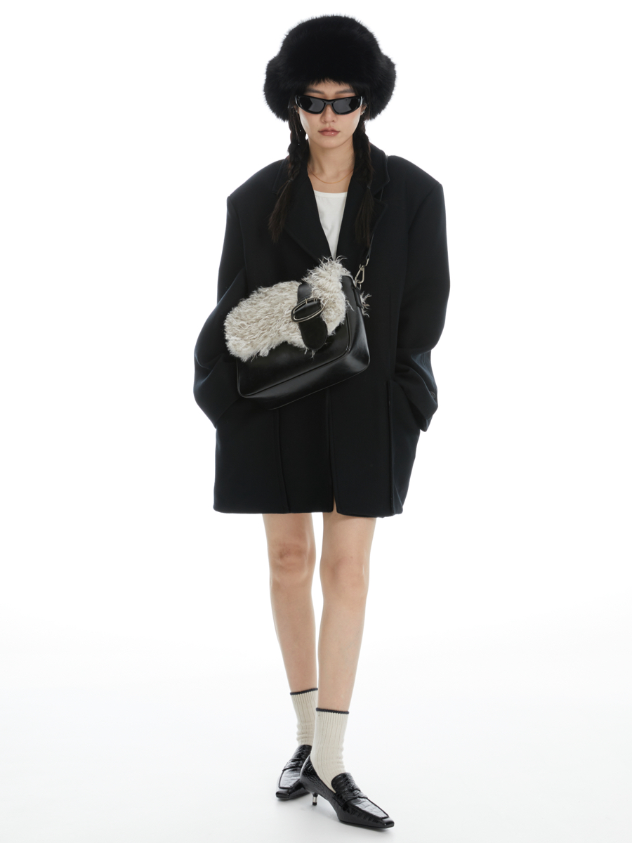 Retro Motorcycle Leather Saddle Bag with Cold Saddle Fur Cover - Vintage Style, Perfect for 90s and Y2K Fashion Enthusiasts Retro Motorcycle Leather Saddle Bag with Cold Saddle Fur Cover - Vintage Style, Perfect for 90s and Y2K Fashion Enthusiasts