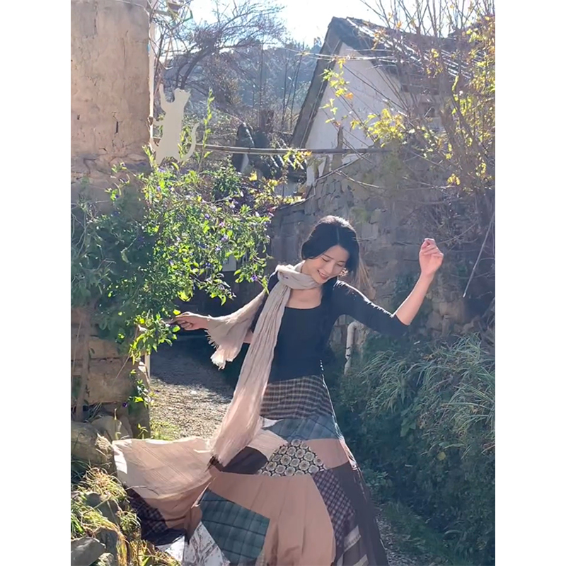 Retro Patchwork Plaid Skirt for Women – Long Spring Skirt with Niche Design, Perfect for Y2K and Vintage Style Retro Patchwork Plaid Skirt for Women – Long Spring Skirt with Niche Design, Perfect for Y2K and Vintage Style