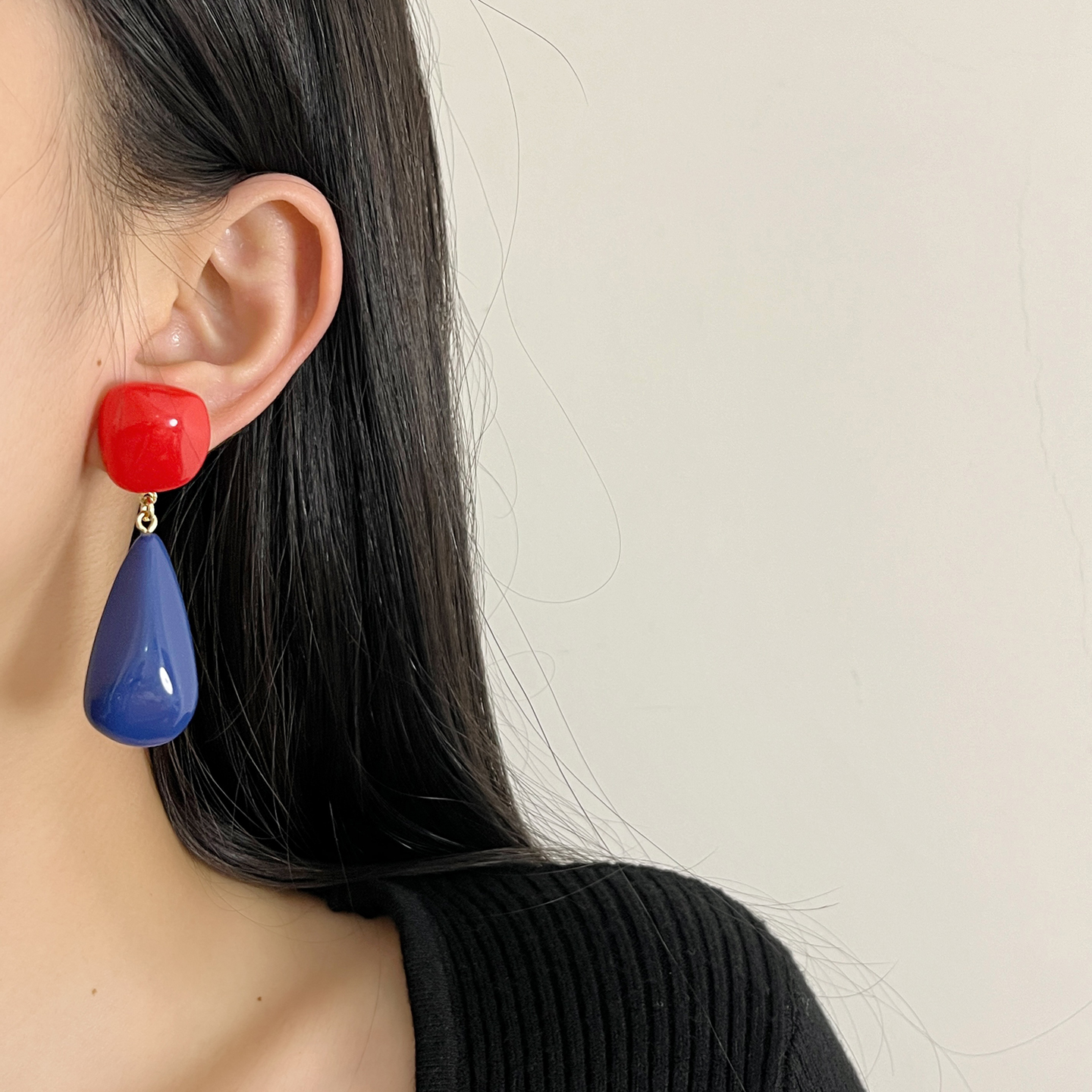 Retro Red and Blue Color-Blocking Water Drop Earrings for Women - Lightweight Resin Studs for a High-End Look and Small Face Appearance Retro Red and Blue Color-Blocking Water Drop Earrings for Women - Lightweight Resin Studs for a High-End Look and Small Face Appearance