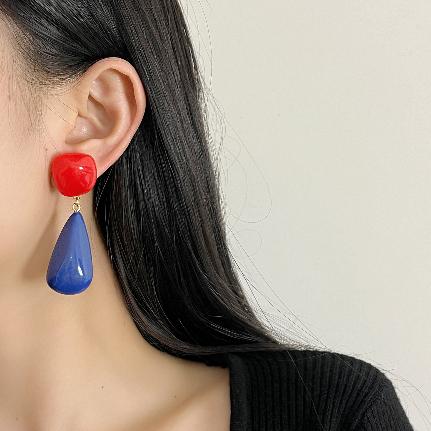 Retro Red and Blue Color-Blocking Water Drop Earrings for Women - Lightweight Resin Studs for a High-End Look and Small Face Appearance Retro Red and Blue Color-Blocking Water Drop Earrings for Women - Lightweight Resin Studs for a High-End Look and Small Face Appearance