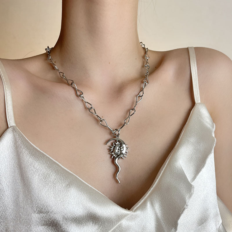 Retro Sun and Moon Pendant Couple Necklace - Light Luxury High-End Clavicle Chain, Trendy Niche Design for Sweet Style Retro Sun and Moon Pendant Couple Necklace - Light Luxury High-End Clavicle Chain, Trendy Niche Design for Sweet Style