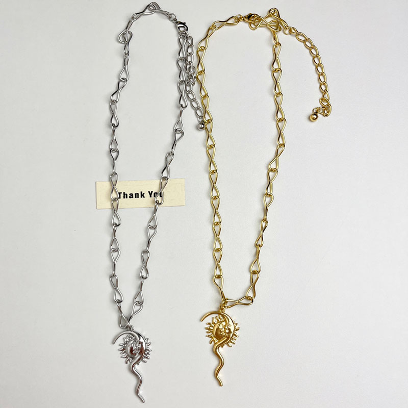 Retro Sun and Moon Pendant Couple Necklace - Light Luxury High-End Clavicle Chain, Trendy Niche Design for Sweet Style Retro Sun and Moon Pendant Couple Necklace - Light Luxury High-End Clavicle Chain, Trendy Niche Design for Sweet Style