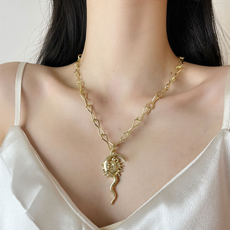 Retro Sun and Moon Pendant Couple Necklace - Light Luxury High-End Clavicle Chain, Trendy Niche Design for Sweet Style Retro Sun and Moon Pendant Couple Necklace - Light Luxury High-End Clavicle Chain, Trendy Niche Design for Sweet Style