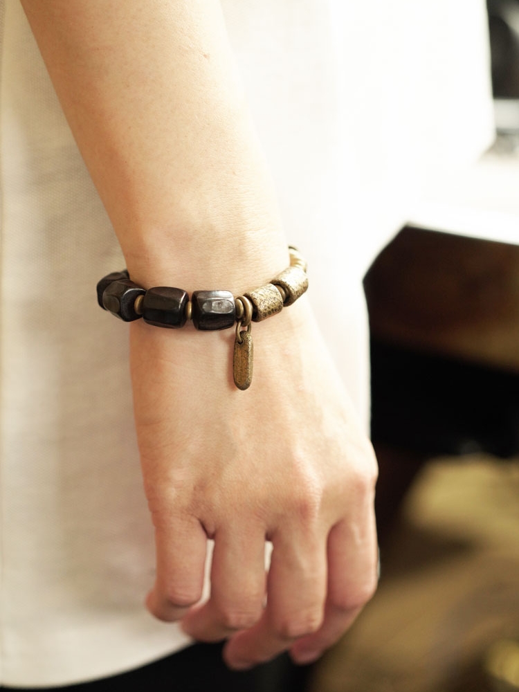 Retro Texture Black Sandalwood Bracelet for Men and Women - Non-Fish Home曲尾花 Design, Fashion Jewelry Accessory Retro Texture Black Sandalwood Bracelet for Men and Women - Non-Fish Home曲尾花 Design, Fashion Jewelry Accessory