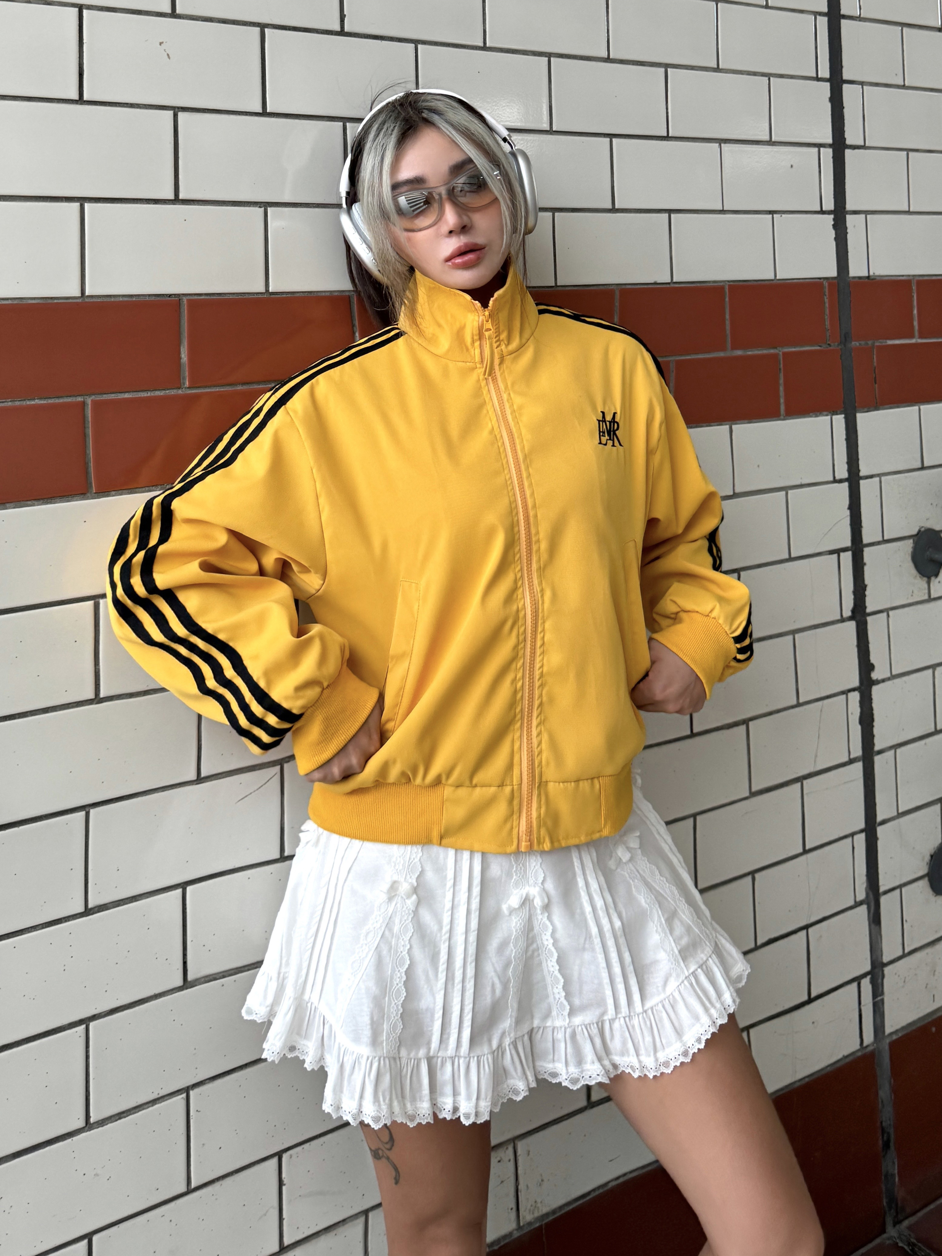 Retro Three-Stripe Zip-Up Short Jacket in Dopamine Yellow - Loose Fit American-Style Stand-Up Collar for Trendy Summer Looks Retro Three-Stripe Zip-Up Short Jacket in Dopamine Yellow - Loose Fit American-Style Stand-Up Collar for Trendy Summer Looks