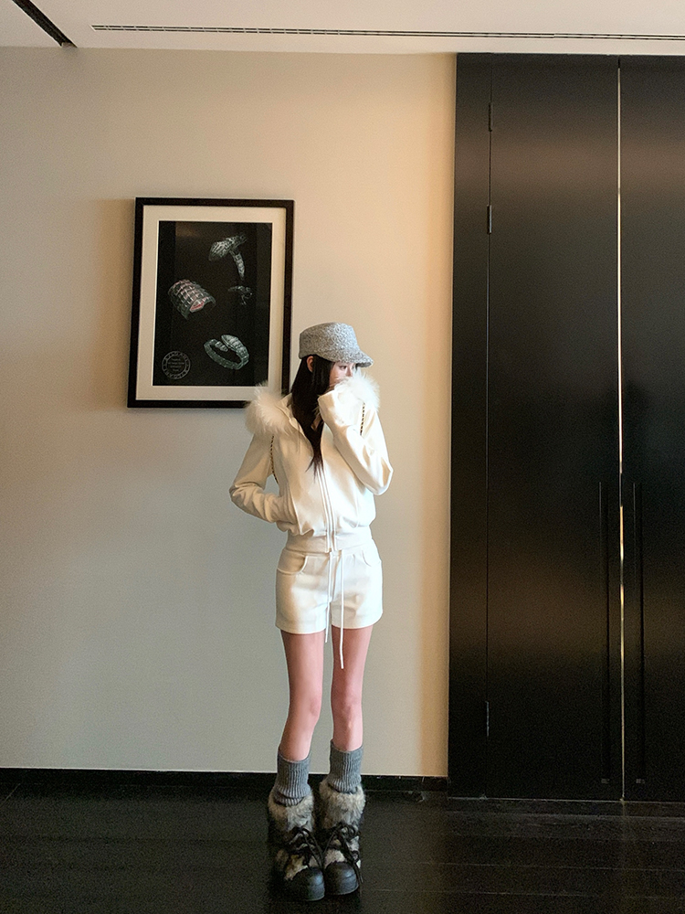 Retro Velvet Raccoon Fur Collar Short Hooded Sweatshirt Jacket Set with Shorts and Pants - Y2K Inspired Fashion Retro Velvet Raccoon Fur Collar Short Hooded Sweatshirt Jacket Set with Shorts and Pants - Y2K Inspired Fashion
