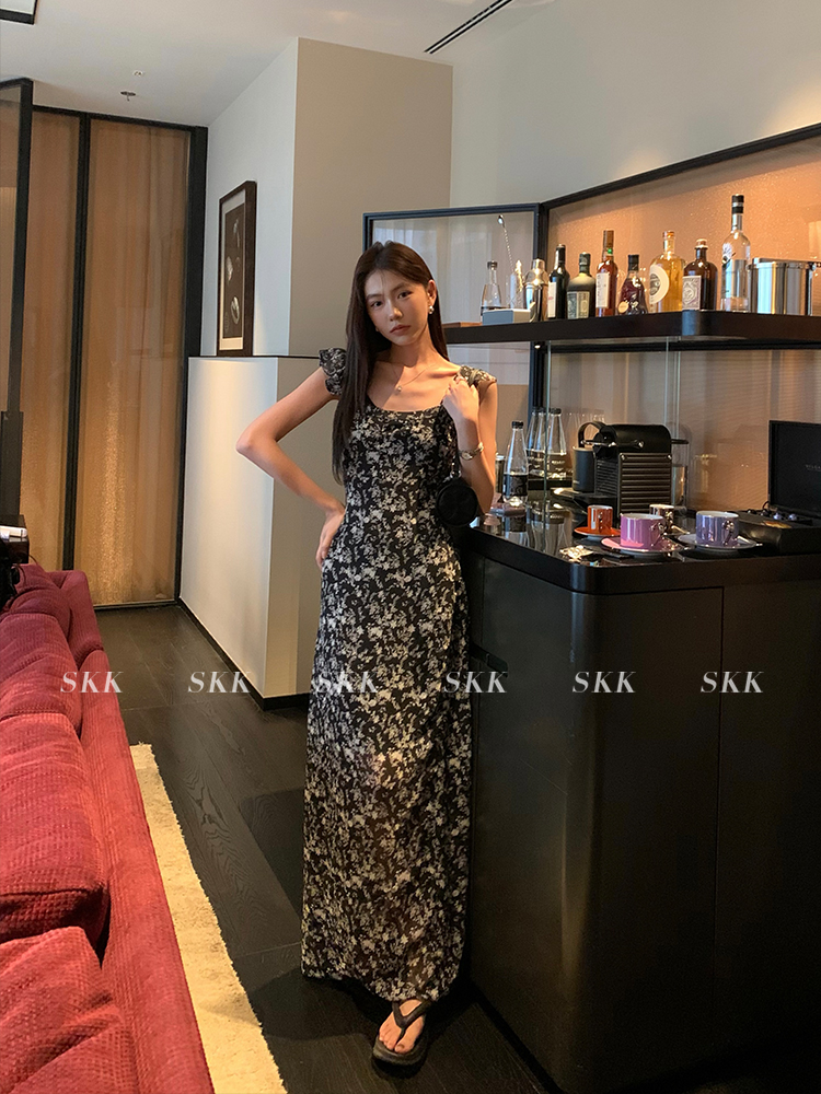 Ruffled Floral Midi Dress with Waist-Cinching Design – Perfect for 90s and Y2K Inspired Date Night Outfits Ruffled Floral Midi Dress with Waist-Cinching Design – Perfect for 90s and Y2K Inspired Date Night Outfits