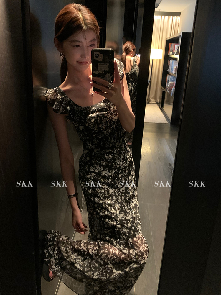 Ruffled Floral Midi Dress with Waist-Cinching Design – Perfect for 90s and Y2K Inspired Date Night Outfits Ruffled Floral Midi Dress with Waist-Cinching Design – Perfect for 90s and Y2K Inspired Date Night Outfits