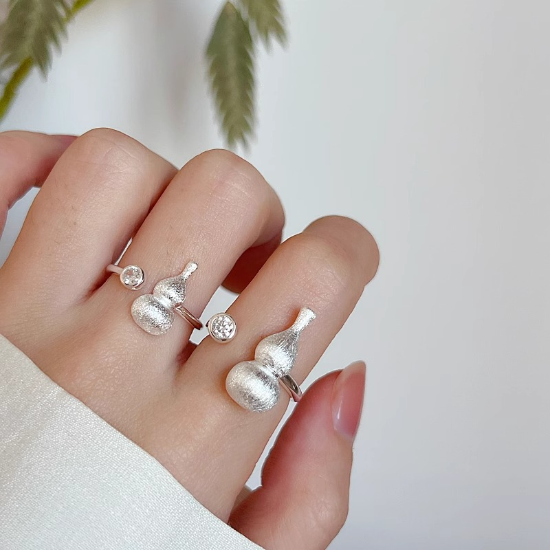S925 Pure Silver Brushed Gourd Ring for Women - Minimalist Light Luxury Design, Niche High-End Style, Perfect for Index Finger Wear S925 Pure Silver Brushed Gourd Ring for Women - Minimalist Light Luxury Design, Niche High-End Style, Perfect for Index Finger Wear