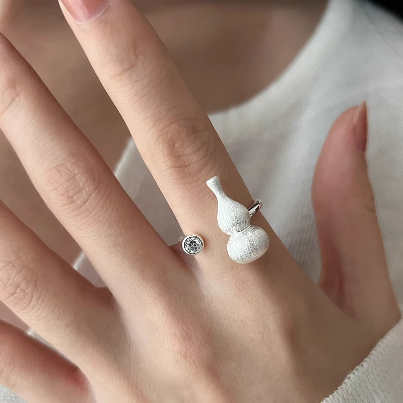 S925 Pure Silver Brushed Gourd Ring for Women - Minimalist Light Luxury Design, Niche High-End Style, Perfect for Index Finger Wear S925 Pure Silver Brushed Gourd Ring for Women - Minimalist Light Luxury Design, Niche High-End Style, Perfect for Index Finger Wear