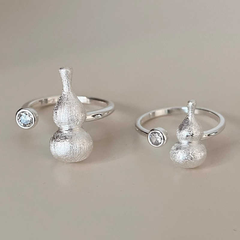 S925 Pure Silver Brushed Gourd Ring for Women - Minimalist Light Luxury Design, Niche High-End Style, Perfect for Index Finger Wear S925 Pure Silver Brushed Gourd Ring for Women - Minimalist Light Luxury Design, Niche High-End Style, Perfect for Index Finger Wear