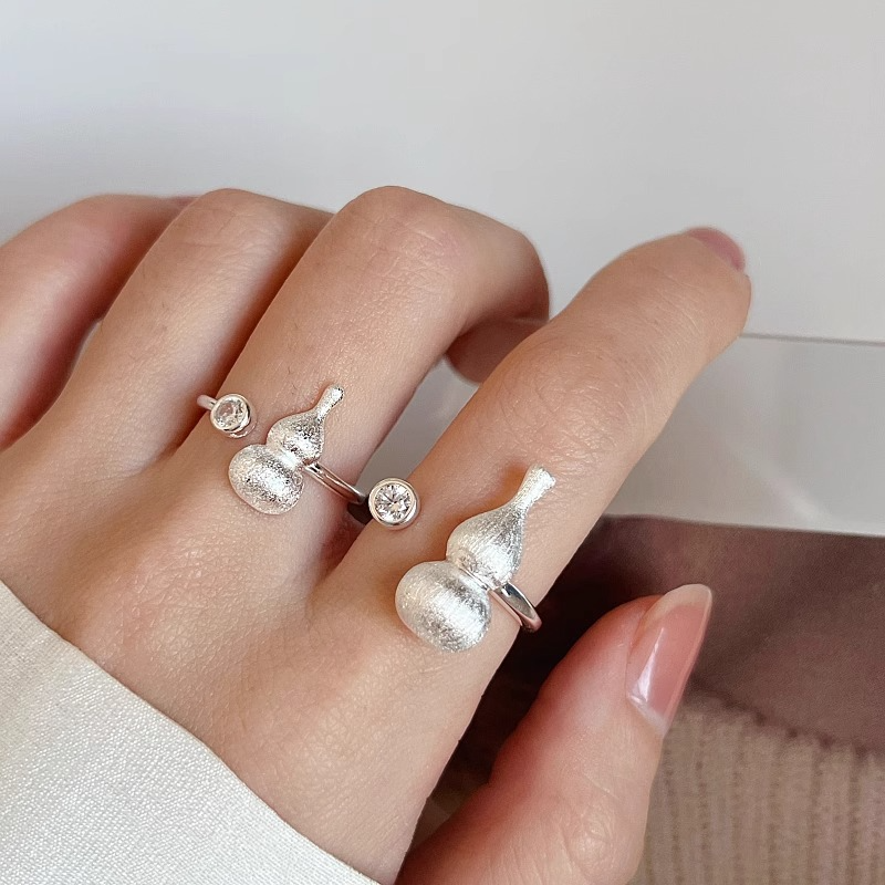 S925 Pure Silver Brushed Gourd Ring for Women - Minimalist Light Luxury Design, Niche High-End Style, Perfect for Index Finger Wear S925 Pure Silver Brushed Gourd Ring for Women - Minimalist Light Luxury Design, Niche High-End Style, Perfect for Index Finger Wear