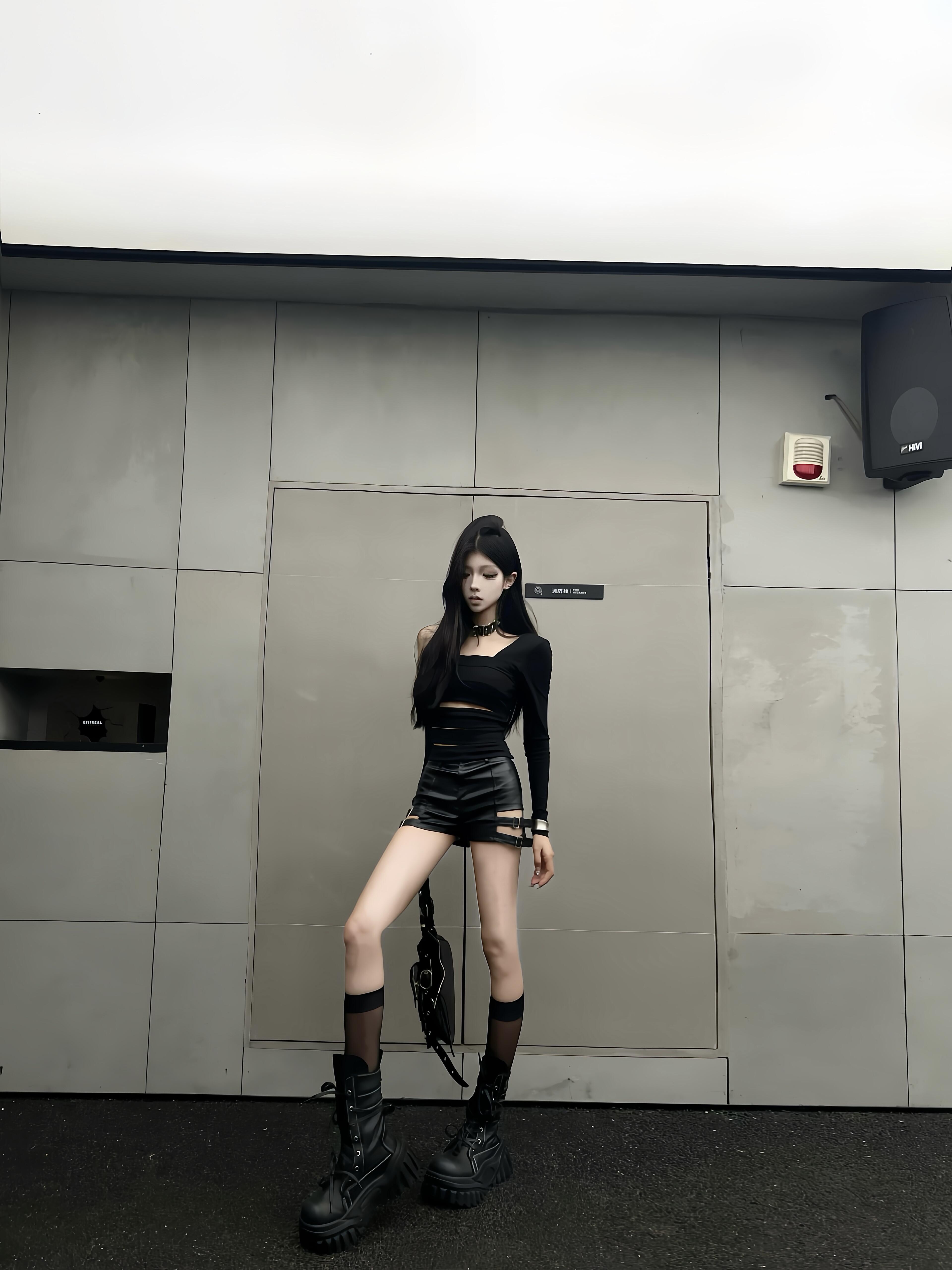 Sexy Black Off-Shoulder Long Sleeve T-Shirt - Slim Fit, Hollow-Out, Waist-Revealing Layering Top for Autumn and Winter Sexy Black Off-Shoulder Long Sleeve T-Shirt - Slim Fit, Hollow-Out, Waist-Revealing Layering Top for Autumn and Winter